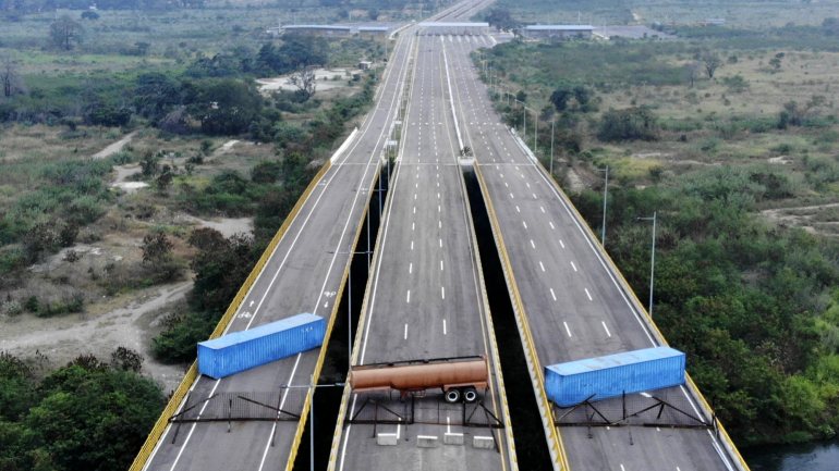 A circulação pela ponte que liga o país à Colômbia, na localidade de Tienditas, foi bloqueada pela Guarda Nacional Bolivariana