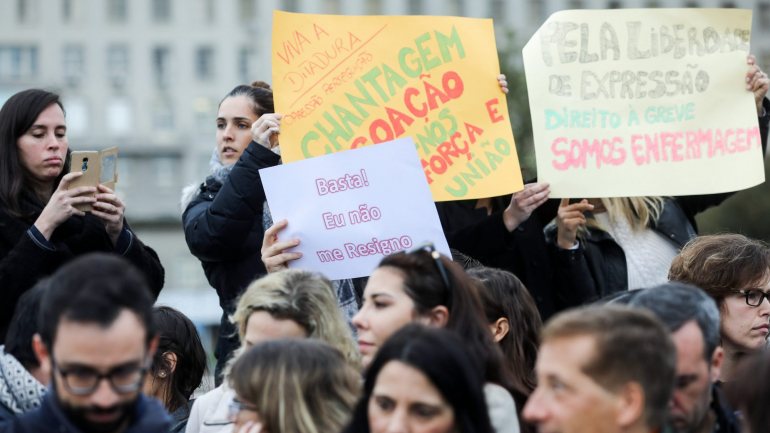 Dezenas de enfermeiros estão reunidos em protestos em Lisboa e no Poro