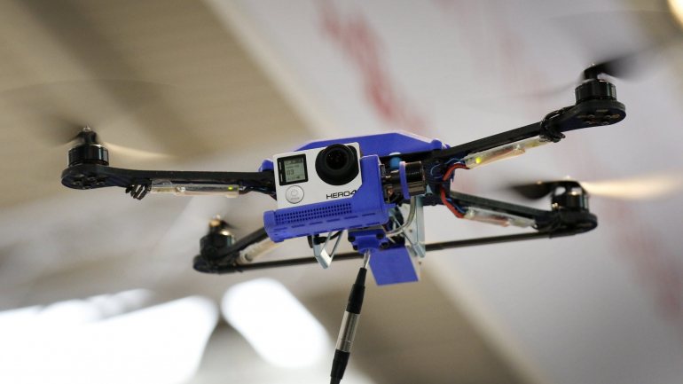 O regulamento da ANAC proíbe o voo de drones a mais de 120 metros de altura e nas áreas de aproximação e de descolagem dos aeroportos