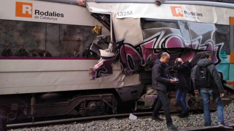 No Twitter, alguns utilizadores têm partilhado fotografias do estado dos comboios que colidiram esta sexta-feira