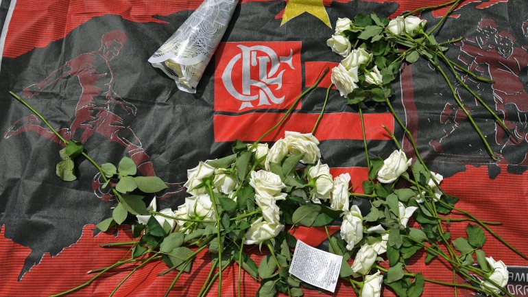 Adeptos do Flamengo têm colocado flores e mensagens de apoio à porta do clube, no Rio de Janeiro