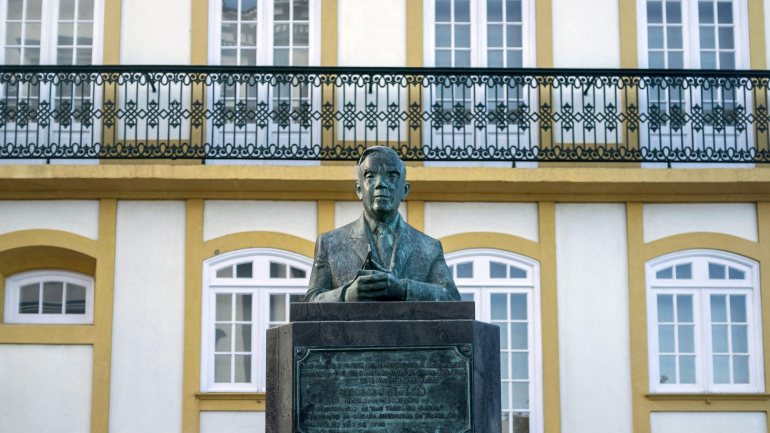 Em frente a Casa Vitorino Nemésio na Praia da Vitória, na Terceira, existe uma estátua do escritor açoriano