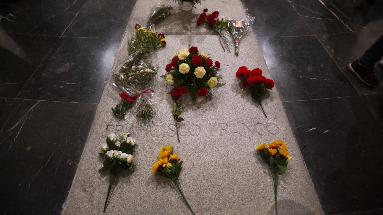 Franco foi sepultado dias depois da sua morte no Vale dos Caídos, em novembro de 1975, por ordem do Rei Juan Carlos