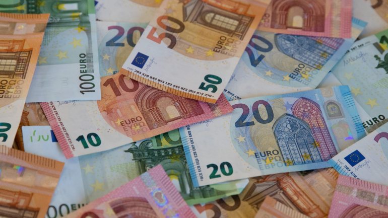 A procura atingiu 1.988 milhões de euros para os Bilhetes do Tesouro a 11 meses e 905 milhões de euros a três meses