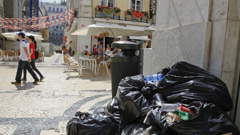 A Câmara Municipal de Lisboa apela aos moradores que &quot;tentem, na medida do possível, acomodar os seus resíduos e não coloquem os contentores à remoção&quot;