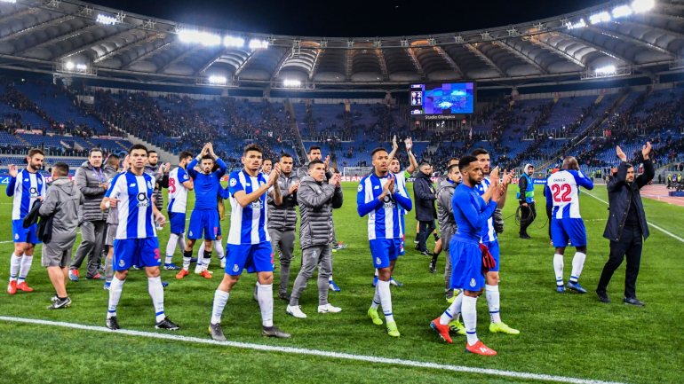 Sérgio Conceição com os jogadores portistas, a agradecerem no final do encontro aos cerca de 4.000 adeptos azuis e brancos