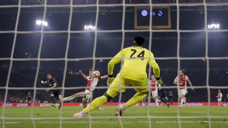 Benzema marcou assim o primeiro golo em Amesterdão na vitória do Real Madrid frente ao Ajax