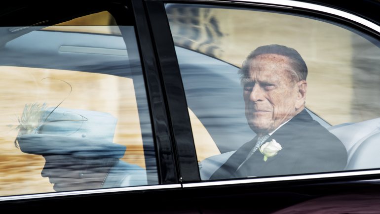 Dias após o acidente, o Príncipe Philip entregou a carta de condução de forma voluntária