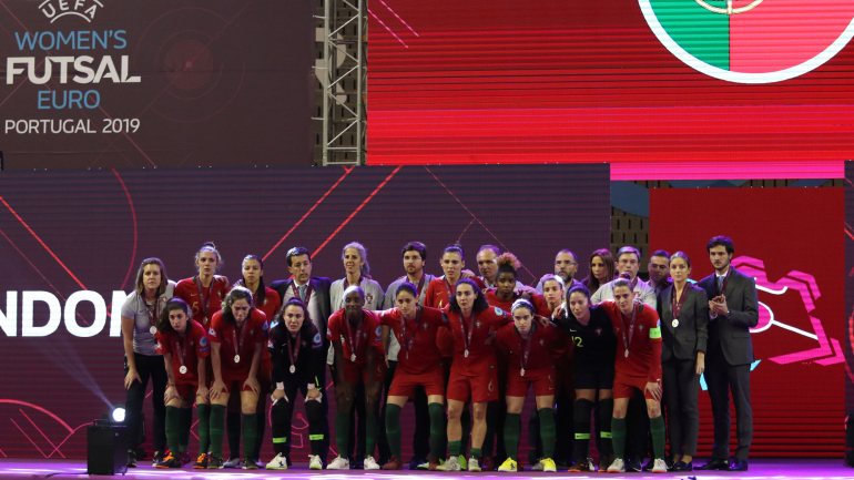 Jogadoras portuguesas receberam a medalha de prata no primeiro Campeonato da Europa de futsal feminino