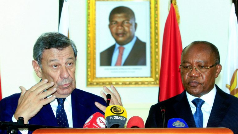Angola e Uruguai, estabeleceram relações diplomáticas a 26 de março de 1988 e mantêm uma cooperação nos domínios do turismo, agronegócio e na formação e educação