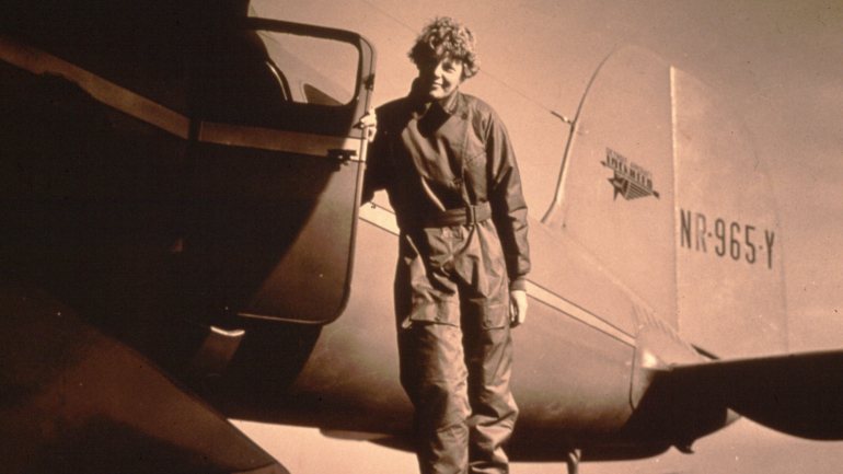 Amelia Earhart foi a primeira mulher a voar sozinha sobre o Oceano Atlântico e pretendia ser a primeira a dar a volta completa ao mundo