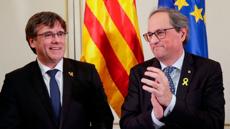 Após ter sido impedido de discursar no Parlamento Europeu, Carles Puigdemont convocou uma conferência de imprensa num hotel Bruxelas, ao lado do presidente do governo regional catalão, Quim Torra
