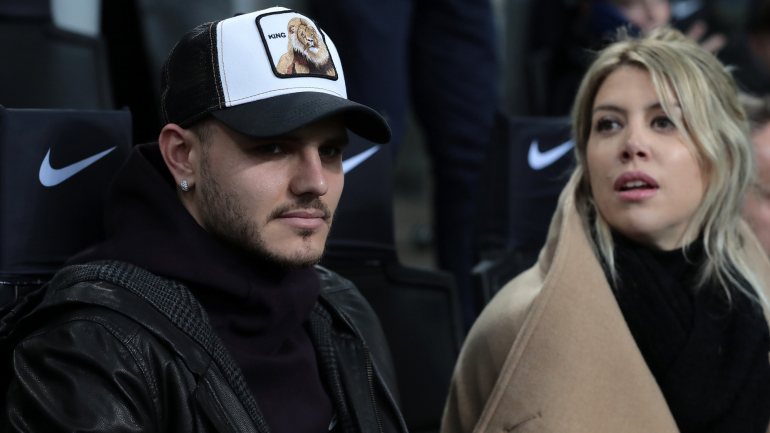 Mauro Icardi e a mulher, Wanda Nara, assistem ao Inter Milão-Sampdoria desde a bancada. O argentino não foi convocado.