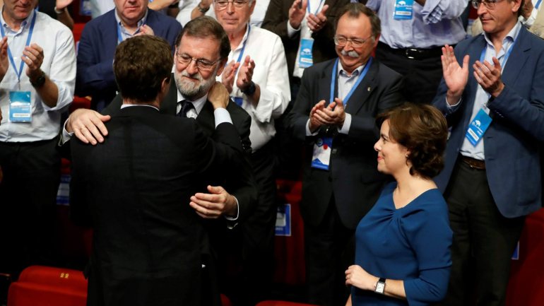Rajoy destituiu Carles Puigdemont quando os separatistas catalães proclamaram a 27 de outubro de 2017 uma República catalã independente