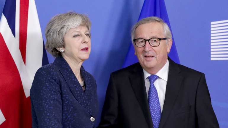 Theresa May com o presidente da Comissão Europeia, Jean-Claude Juncker após uma das reuniões sobre o Brexit