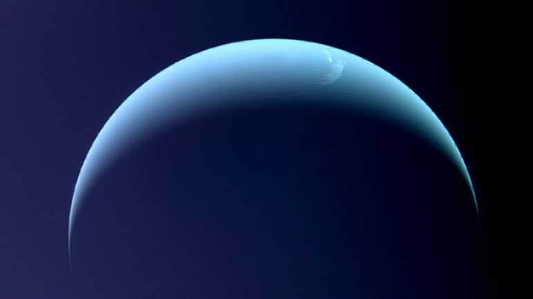 Uma imagem de Neptuno tirada pela Voyager 2 a 31 de agosto de 1989