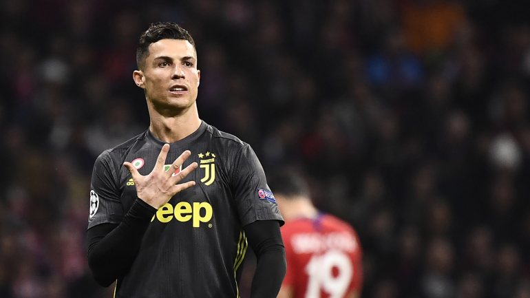 Ronaldo recordou com um gesto os cinco triunfos que conseguiu na Champions, entre Manchester United (um) e Real Madrid (quatro)