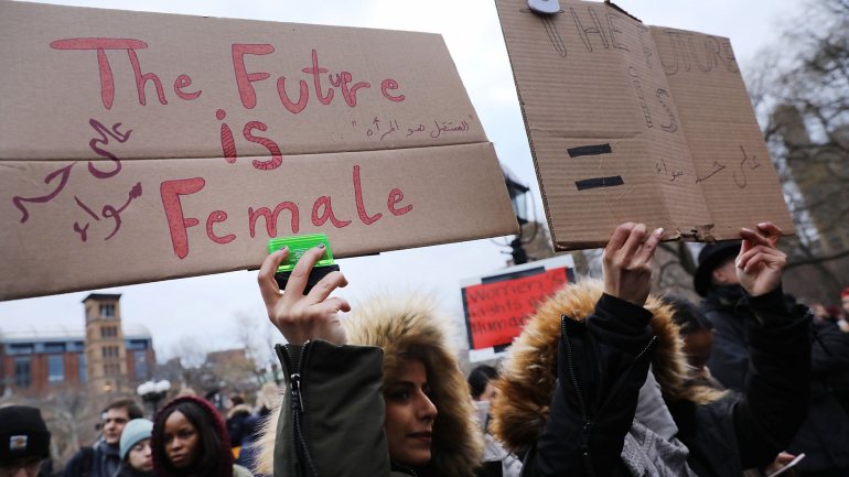 Protestantes nos EUA reclamam a igualdade de género sob o lema &quot;O Futuro é de Mulheres&quot;