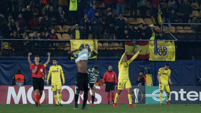 Desalento dos jogadores leoninos no final do jogo, perante a felicidade dos espanhóis: empate serviu ao Villarreal e afastou Sporting