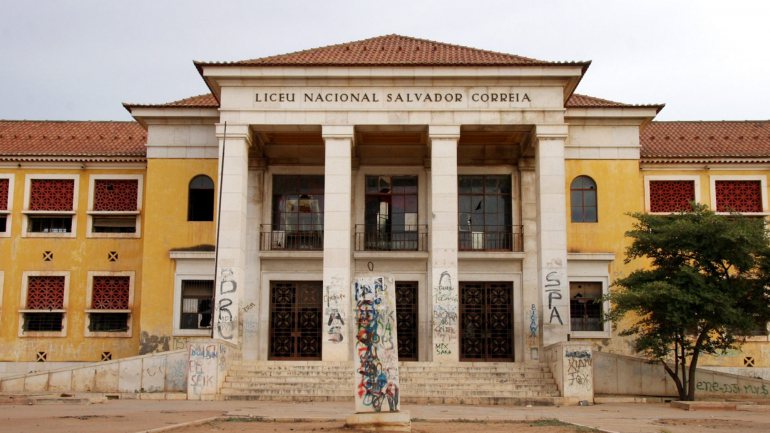 Foi a 25 de abril de 1890 que o liceu Salvador Correia surgiu, quando cerca de 30 cidadãos se reuniram e decidiram pedir a Portugal a criação de um liceu nacional em Luanda