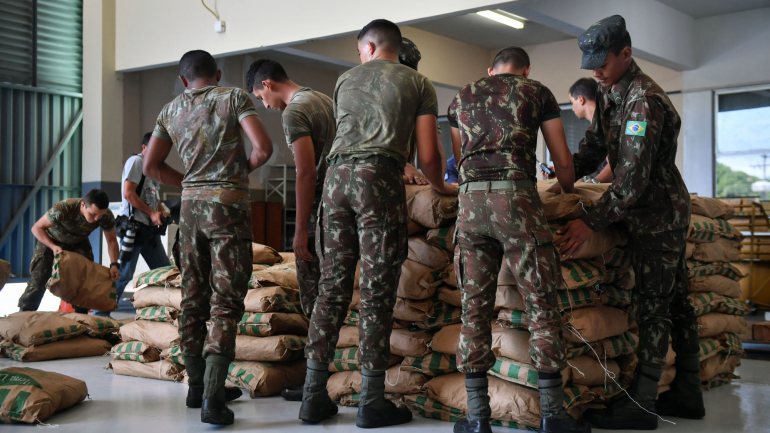 Soldados brasileiros juntam mantimentos para enviar para a Venezuela