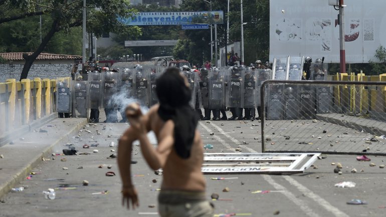 Confrontos entre manifestantes e militares em Cúcuta, junto à fronteira entre a Colômbia e a Venezuela