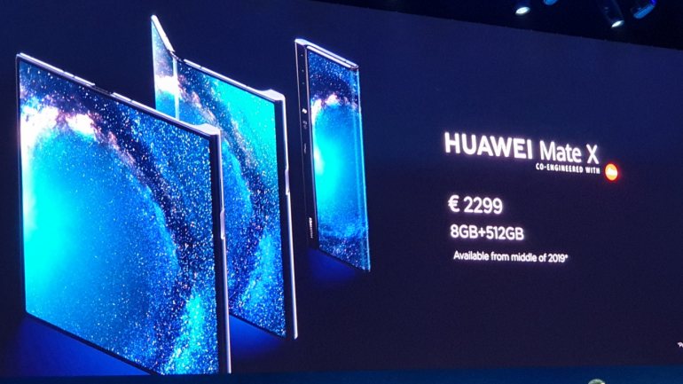 O Mate X vai ser o primeiro dobrável da Huawei e é uma das principais novidades do dia. Quando foi apresentado o preço, houve sons de surpresa e risos na sala. O MWC decorre de 25 a 28 de fevereiro, em Barcelona.