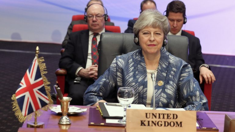 Theresa May afirmou esta segunda-feira em conferência de imprensa, após a cimeira UE-Liga Árabe: &quot;Um adiamento é um adiamento, não resolve o problema&quot;