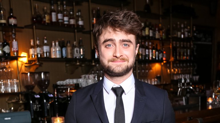 Daniel Radcliffe, agora com 29 anos, estreou-se nos cinemas com Harry Potter e a Pedra Filosofal, aos 11 anos