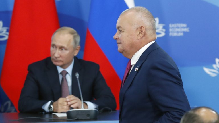 Dmitry Kiselyov, apresentador da televisão estatal russa, quis mostrar aos seus espectadores que edifícios norte-americanos poderia e deveria a Rússia ter como alvos, em caso de ataque nuclear