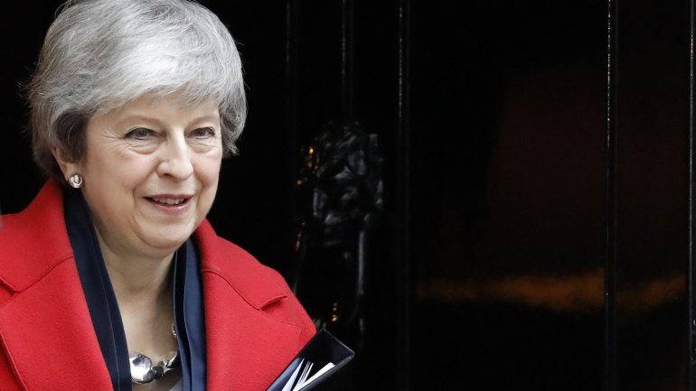 Theresa May à saída do número 10 de Downing Street antes de ir ao Parlamento