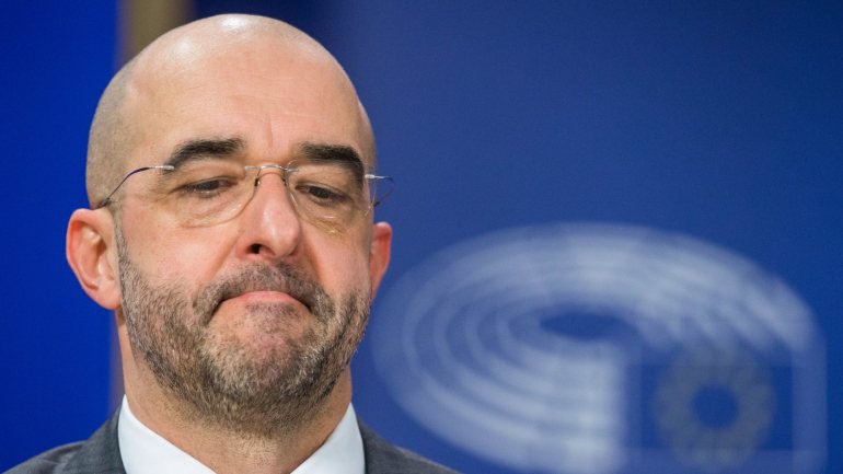 Zoltán Kovács, secretário de Estado da Comunicação húngaro, insiste numa teoria conspirativa que Bruxelas tem negado sobre países da UE terem de aceitar imigrantes