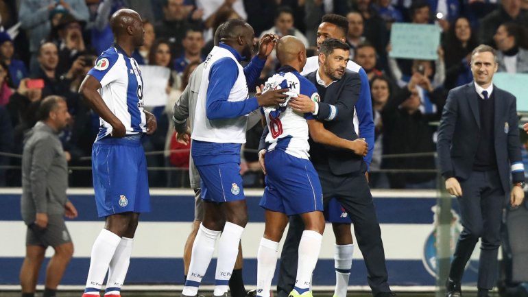 Brahimi foi ao banco festejar 3-0 final no último minuto de descontos: 20% dos golos do FC Porto esta época foram de suplentes