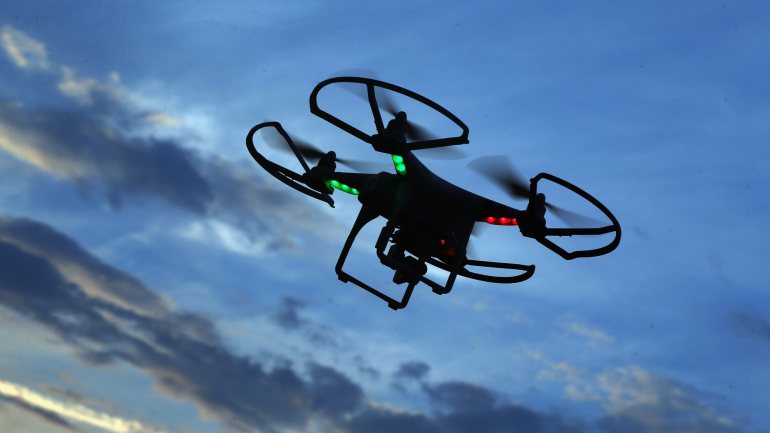 Drone em voo, a ser controlado por um operador à distância
