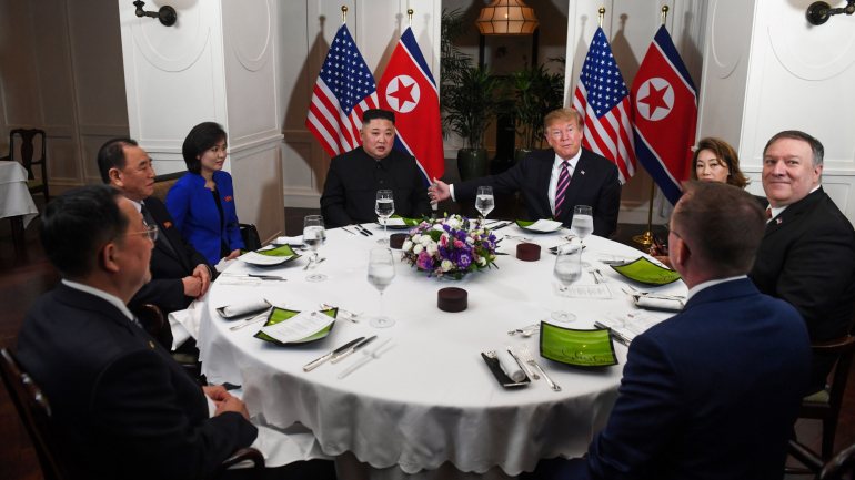 O jantar desta quarta-feira foi a primeira nota em comum da agenda de Donald Trump e Kim Jong-un no Vietname