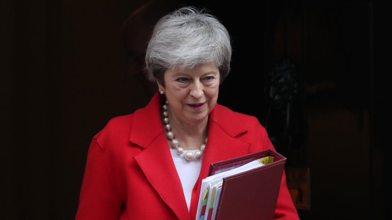 Primeira-ministra à saída do Número 10 de Downing Street, a caminho de mais um debate nos Comuns