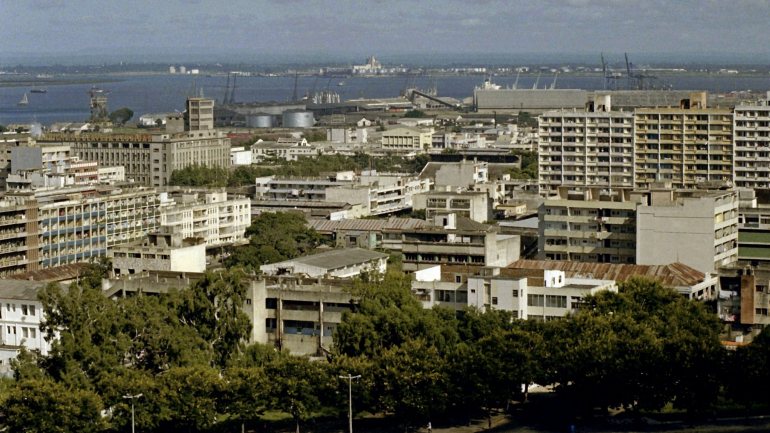 A reabilitação surge na sequência da dragagem que permitiu aprofundar o canal de acesso ao porto de Maputo e representou um investimento de 70 milhões de euros