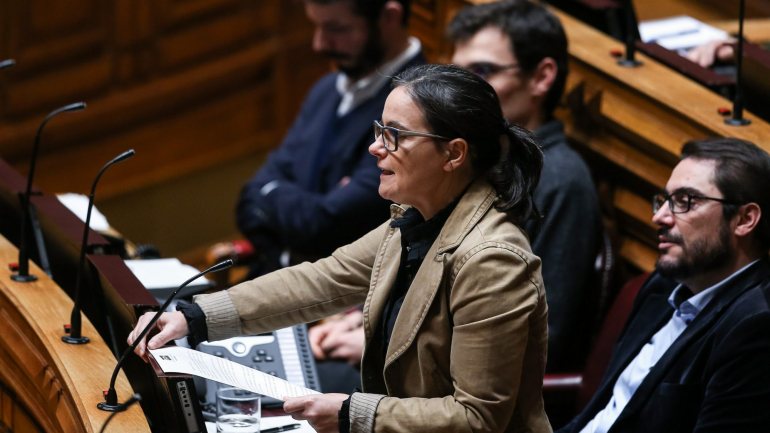A deputada comunista Carla Cruz, falou esta quarta-feira no plenário da Assembleia da República,