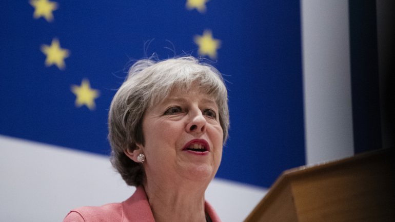 Primeira-ministra britânica continua em negociações com Bruxelas