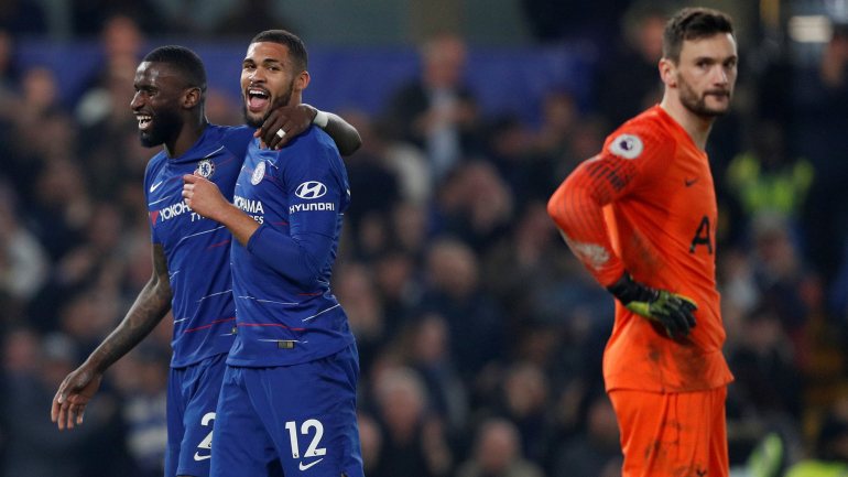 Lloris acabou por sofrer um autogolo caricato nos instantes finais do jogo e Chelsea fez a festa no dérbi de Londres com o Tottenham