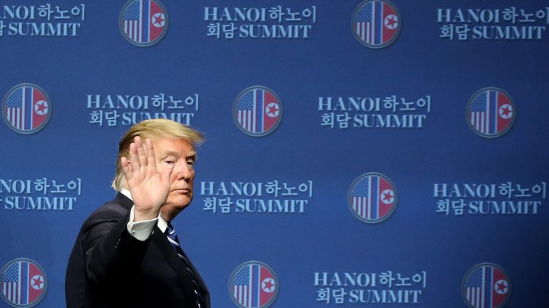 Donald Trump abandona a conferência de imprensa antecipada após a cimeira ser interrompida