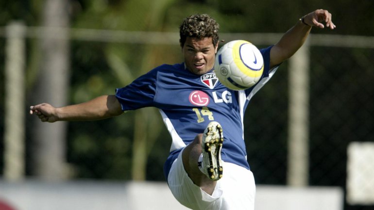 Aos 21 anos, em 2005, o central fez parte da equipa do São Paulo que conquistou o Paulistão, a Libertadores e o Mundial de Clubes