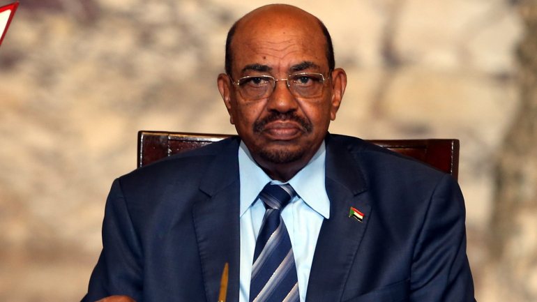 A decisão de al-Bashir surge depois de mais de dois meses de contestação ao chefe de Estado
