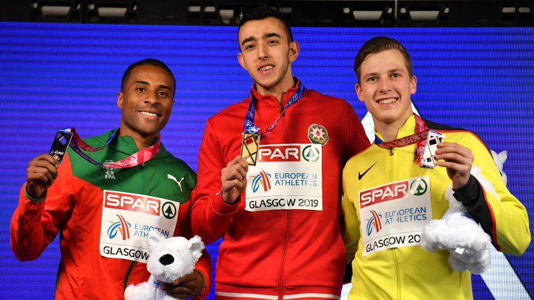 Nelson Évora no segundo lugar mais alto do pódio, ao lado do vencedor, o azeri Nazim Babayev, e do terceiro classificado, o alemão Max Hess