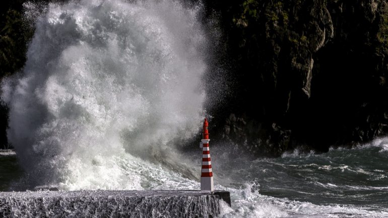 As ondas podem chegar aos 5,5 metros a norte do Cabo Carvoeiro