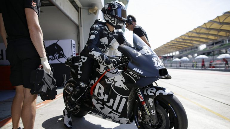Miguel Oliveira (KTM) tem como principal objetivo terminar a prova de abertura do Mundial de MotoGP, domingo, no Qatar