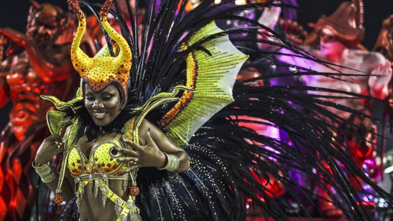 O Carnaval do Rio de Janeiro, no Brasil, que é considerada a maior festa a céu aberta do mundo, começou oficialmente na sexta-feira