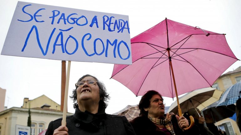 Um manifestante, em Lisboa, a queixar-se do aumento dos custos das rendas