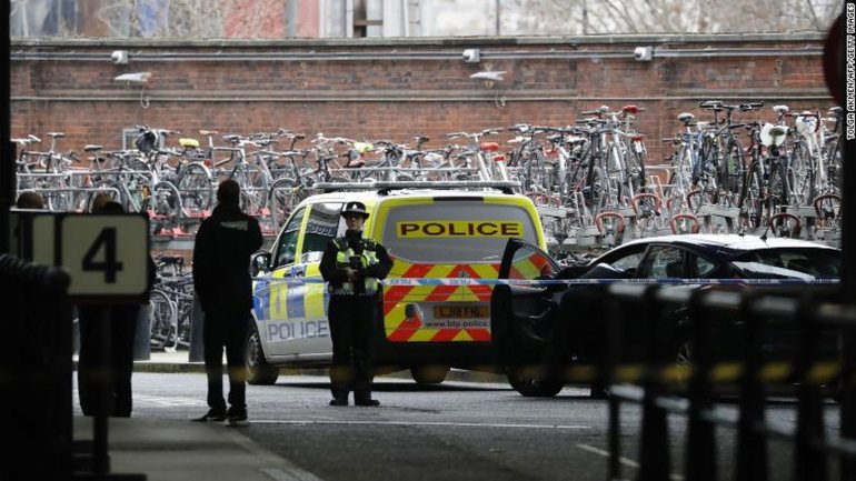 Polícia britânica não descarta a possibilidade de os explosivos terem sido enviados por grupos armados irlandeses