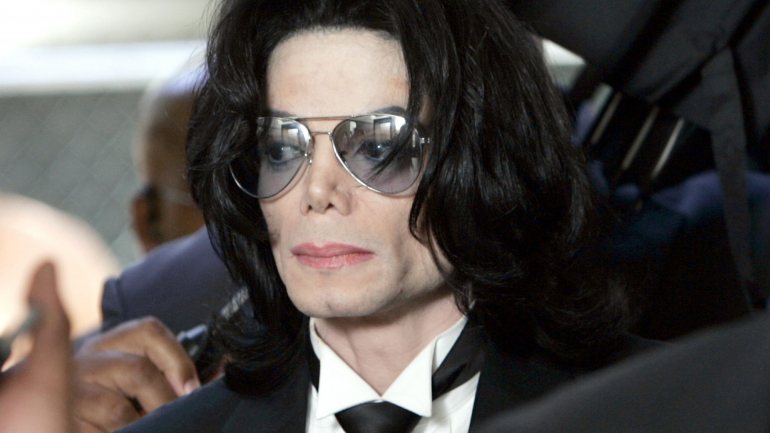 O documentário inclui entrevistas a dois homens que dizem ter sofrido abusos sexuais de Michael Jackson quando eram crianças